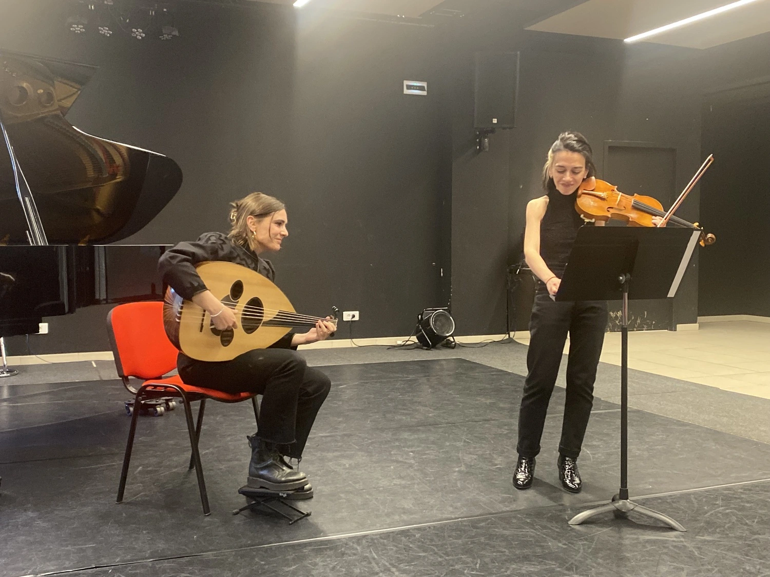 Concert Vitrolles 24 avril 2025 - improvisation sur les modes pentatoniques de Corto avec Sarah Procissi (oud) et Agnès Zenino (violon)